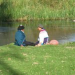 Plausch am Fluss, Peguche
