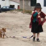 Dorfbewohner Quilotoa- Mädchen mit Hund