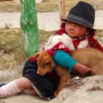 Dorfbewohner Quilotoa- Mädchen mit Hund