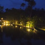 Sacha Lodge bei Nacht