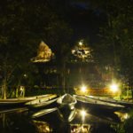 Sacha Lodge bei Nacht